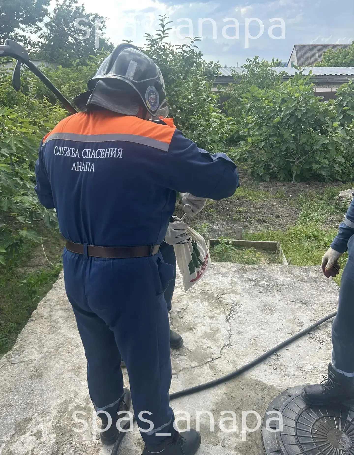 Спасатели помогли жителю станицы Анапской: в его дом заползла змея. Спасатели Аварийно-...