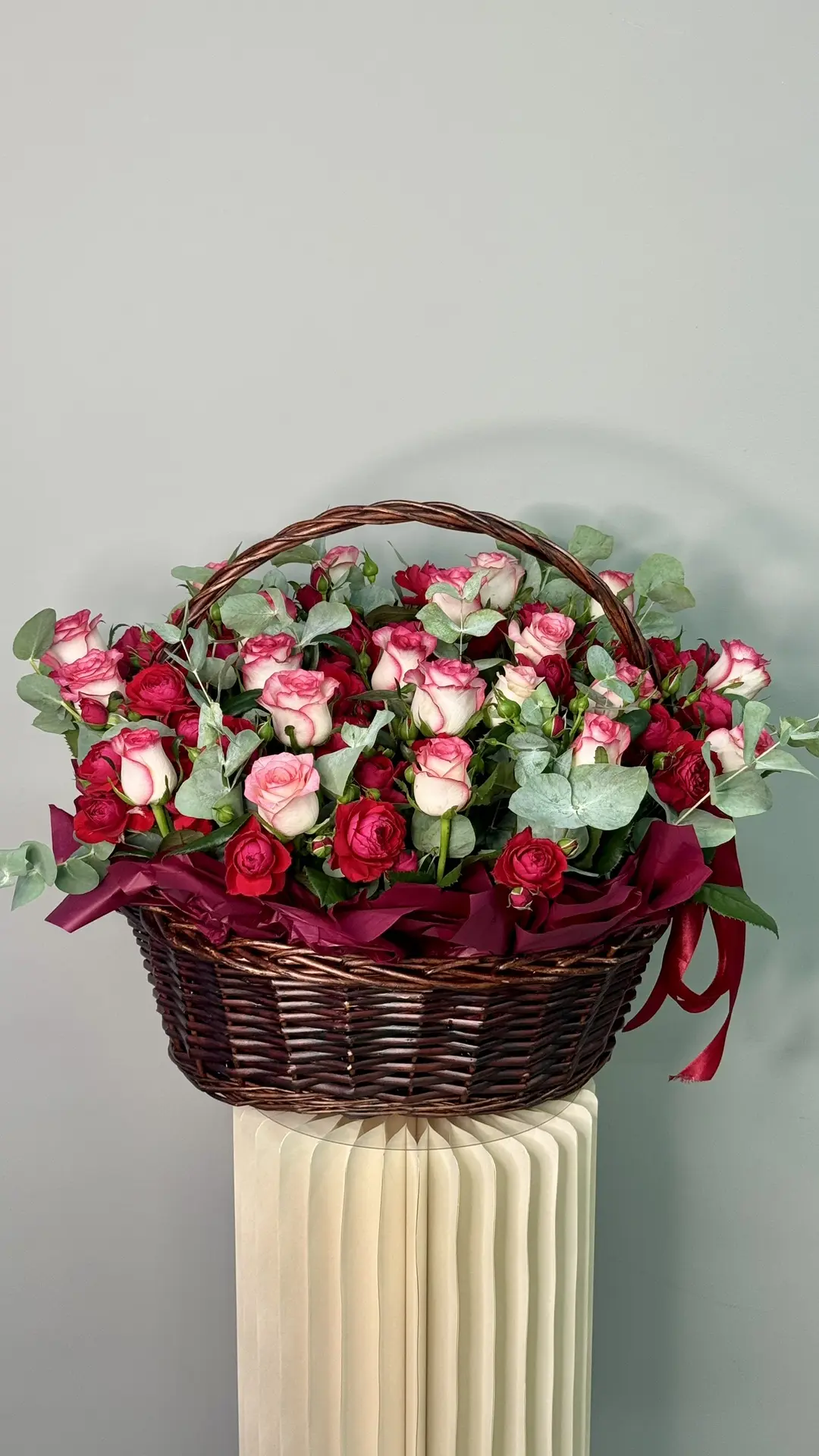 🌹 Корзины с кустовыми розами — это нежность, стиль и особое настроение.
Пышные бутоны создают возду