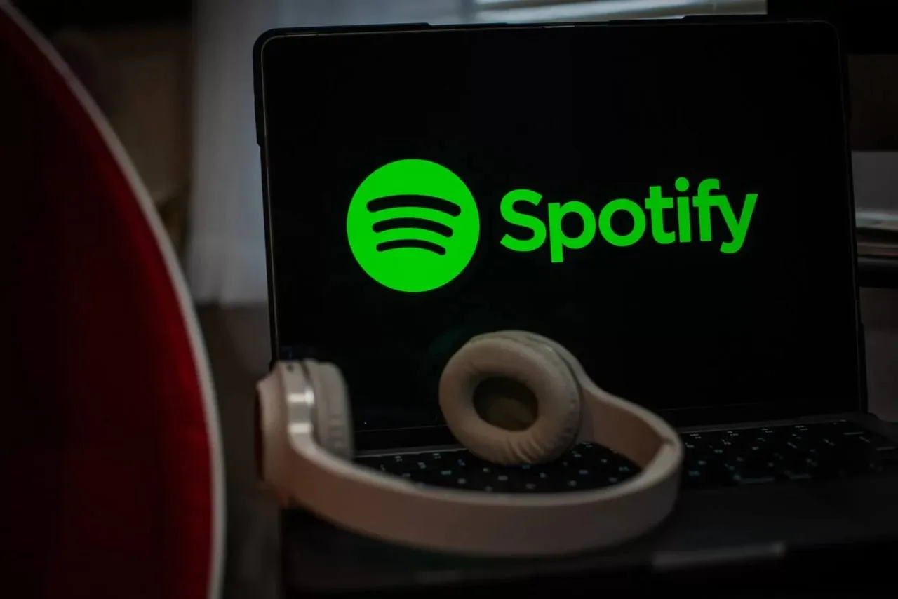 Spotify удалил более 75 миллионов ИИ-треков за год. 

Компания столкнулась с наплывом низкокачествен