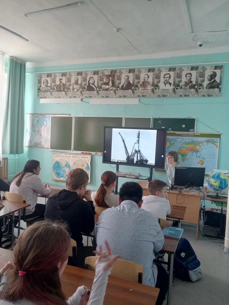 На кануне дня космонавтики в школе прошло мероприятие "Алтай и космос". Сотрудники  ЦГБ познакомили 