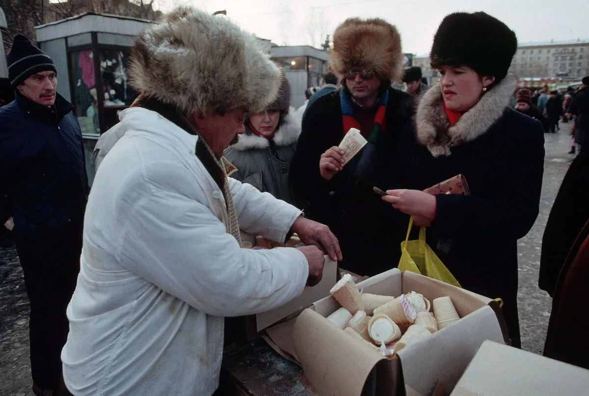 🍦 Мороженое в минус десять. Ломоносовская, Петербург, 1992 год.

На фото — стихийный прилавок у мет