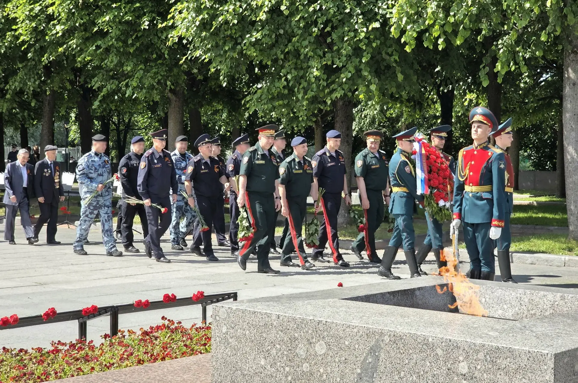 Представители ГУ Росгвардии приняли участие в торжественно-траурной церемонии на Пискарёвском мемори