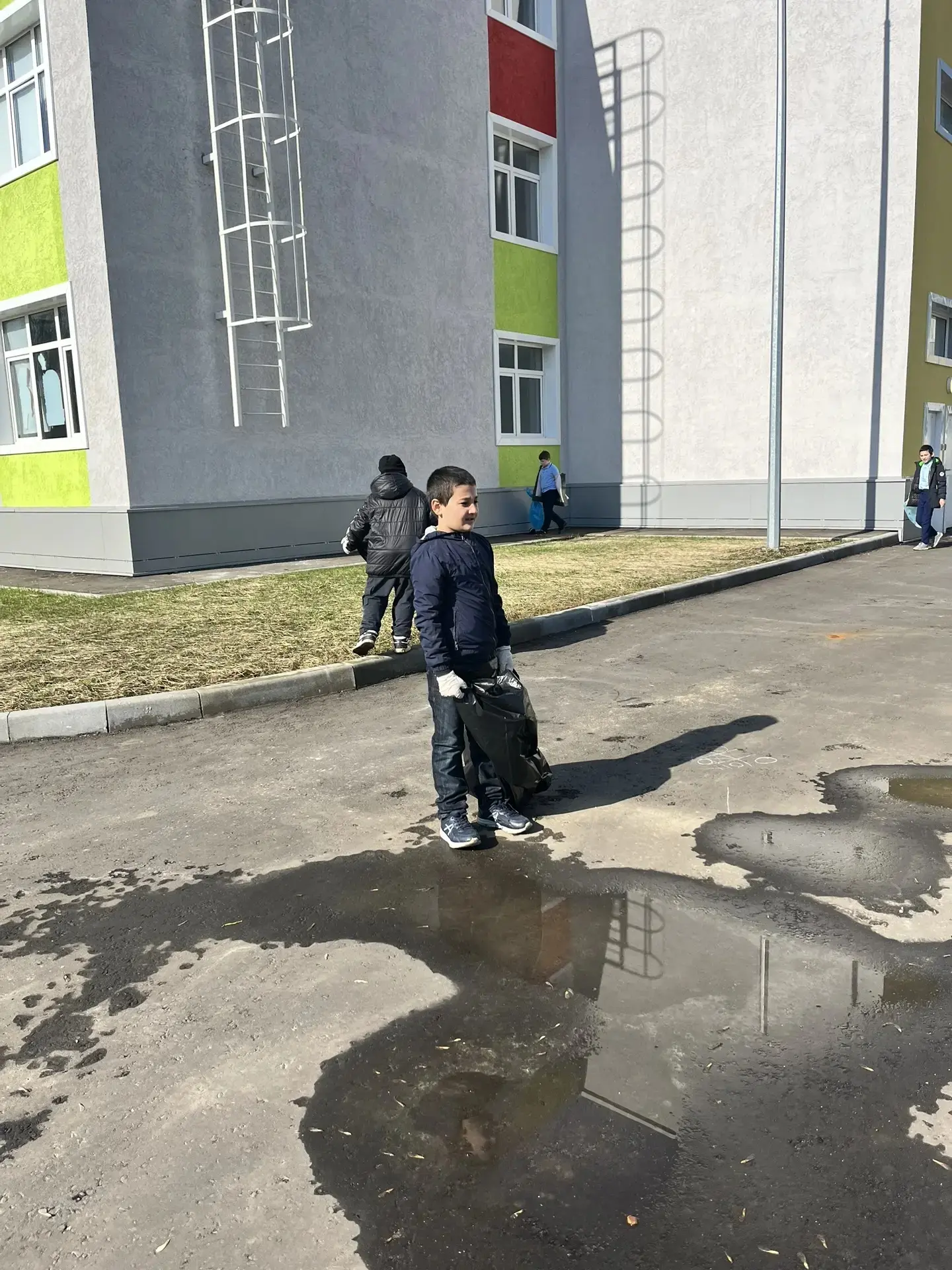 Как ученики гимназии превратили весеннюю уборку территории в праздник дружбы!  В МБОО «Гимназия» ста