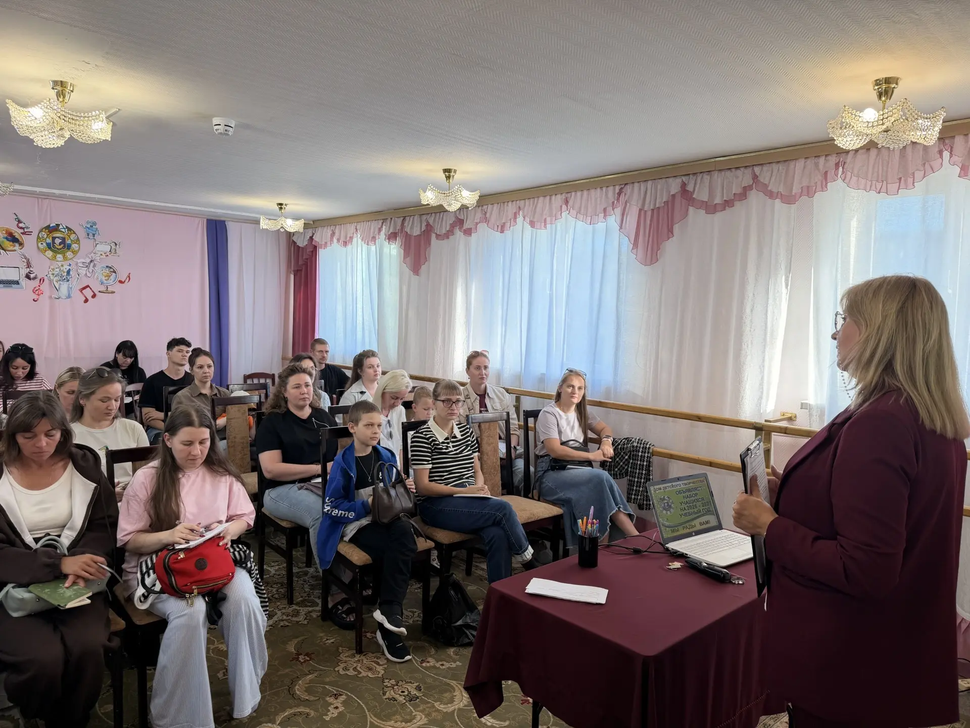 В Доме детского творчества начались родительские собрания в объединениях. Задать свои в...