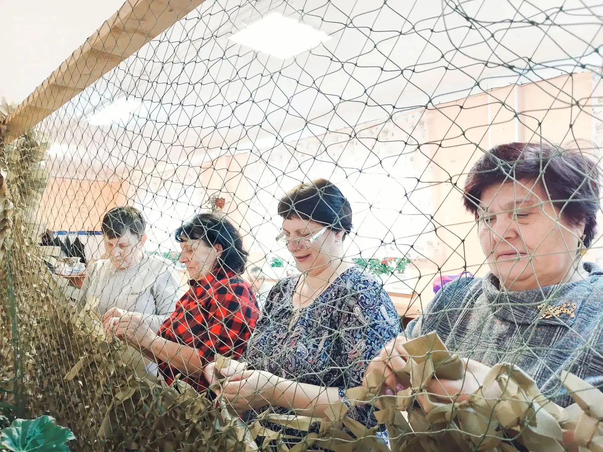 Вечер в Кетском ДК прошёл в привычном формате — за работой и разговорами. Местные жител...