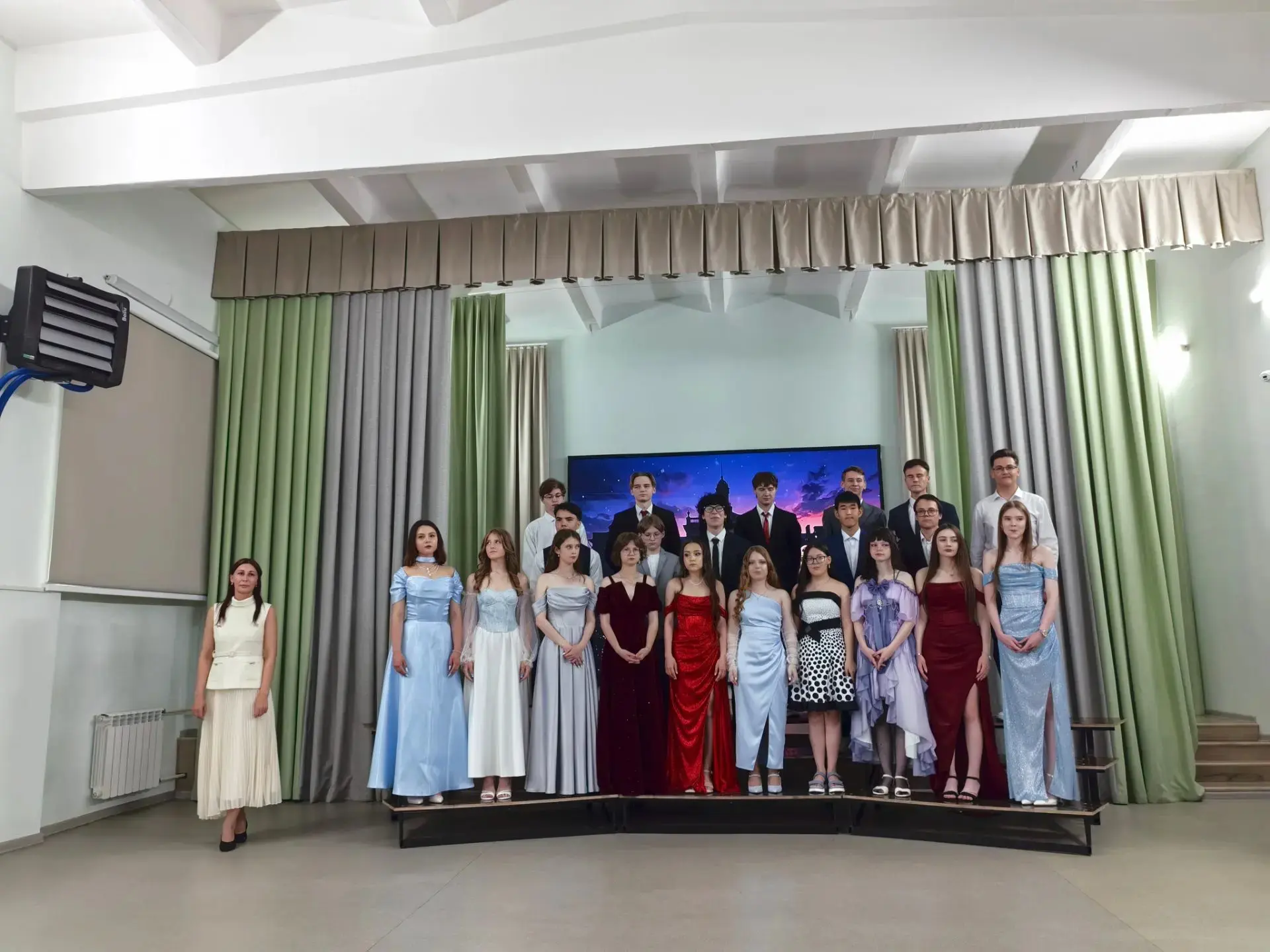 Школьный путь завершён! Впереди — целая жизнь! 🎓✨

Дорогие наши выпускники! Позади остались звонки,