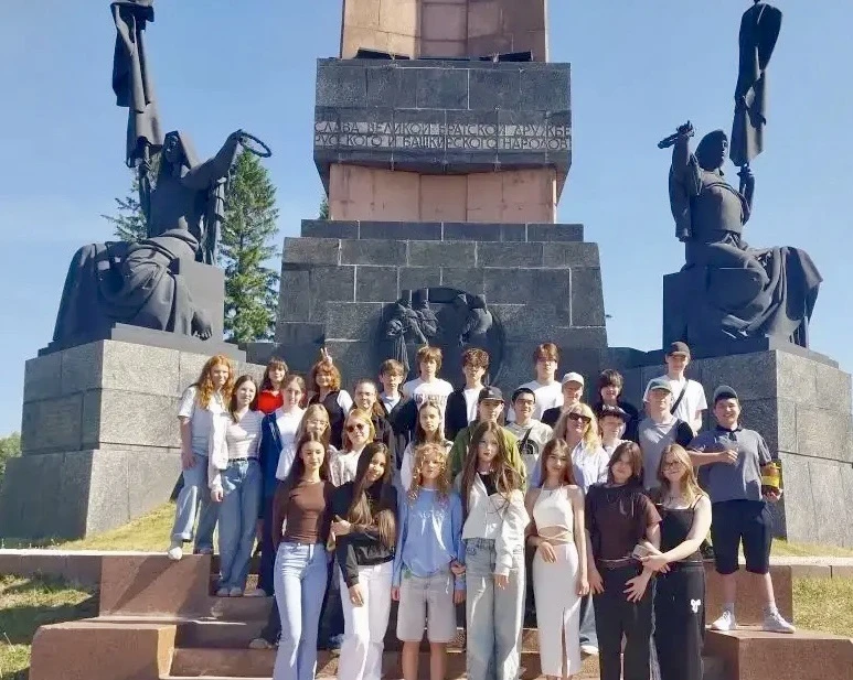 🚌 Ученики 8Д класса вместе со своим классным руководителем побывали на большой обзорной экскурсии по