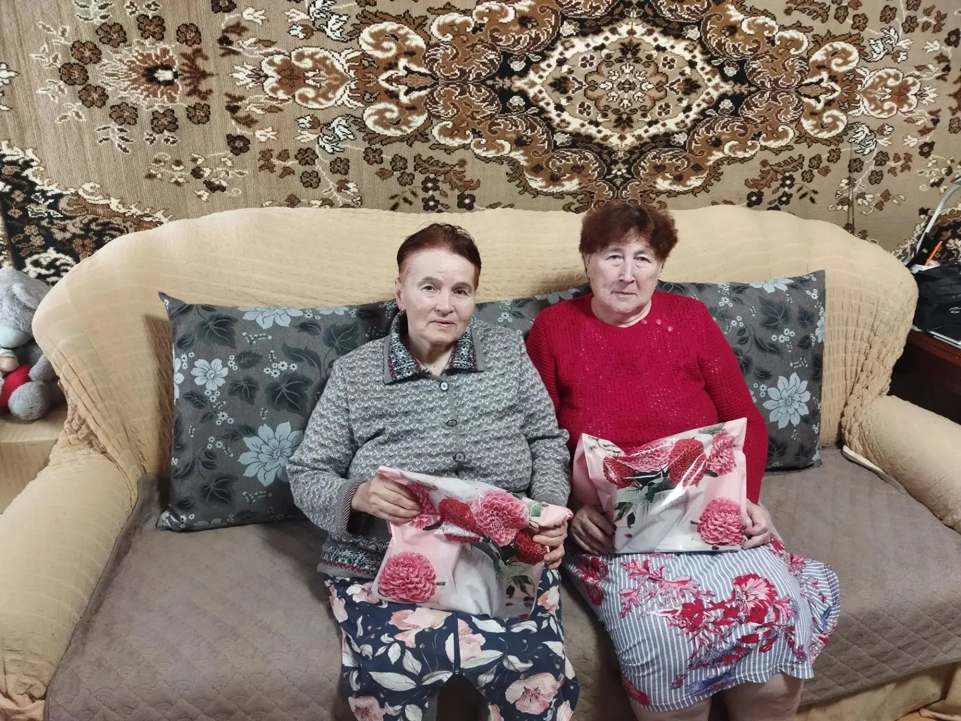 Поздравили ветеранов социальной службы