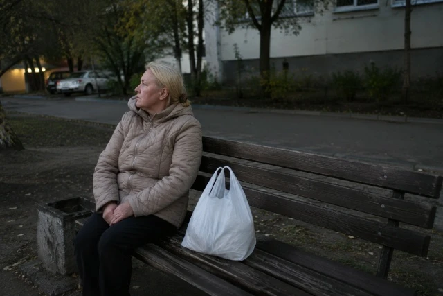 Каждый вечер ровно в половине восьмого она оставляла на лавочке белый пакет из ближайшего супермарке