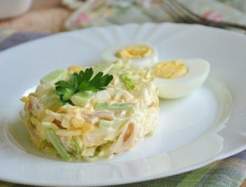 САЛАТ С ВЕТЧИНОЙ, ОГУРЦАМИ И СЫРОМ