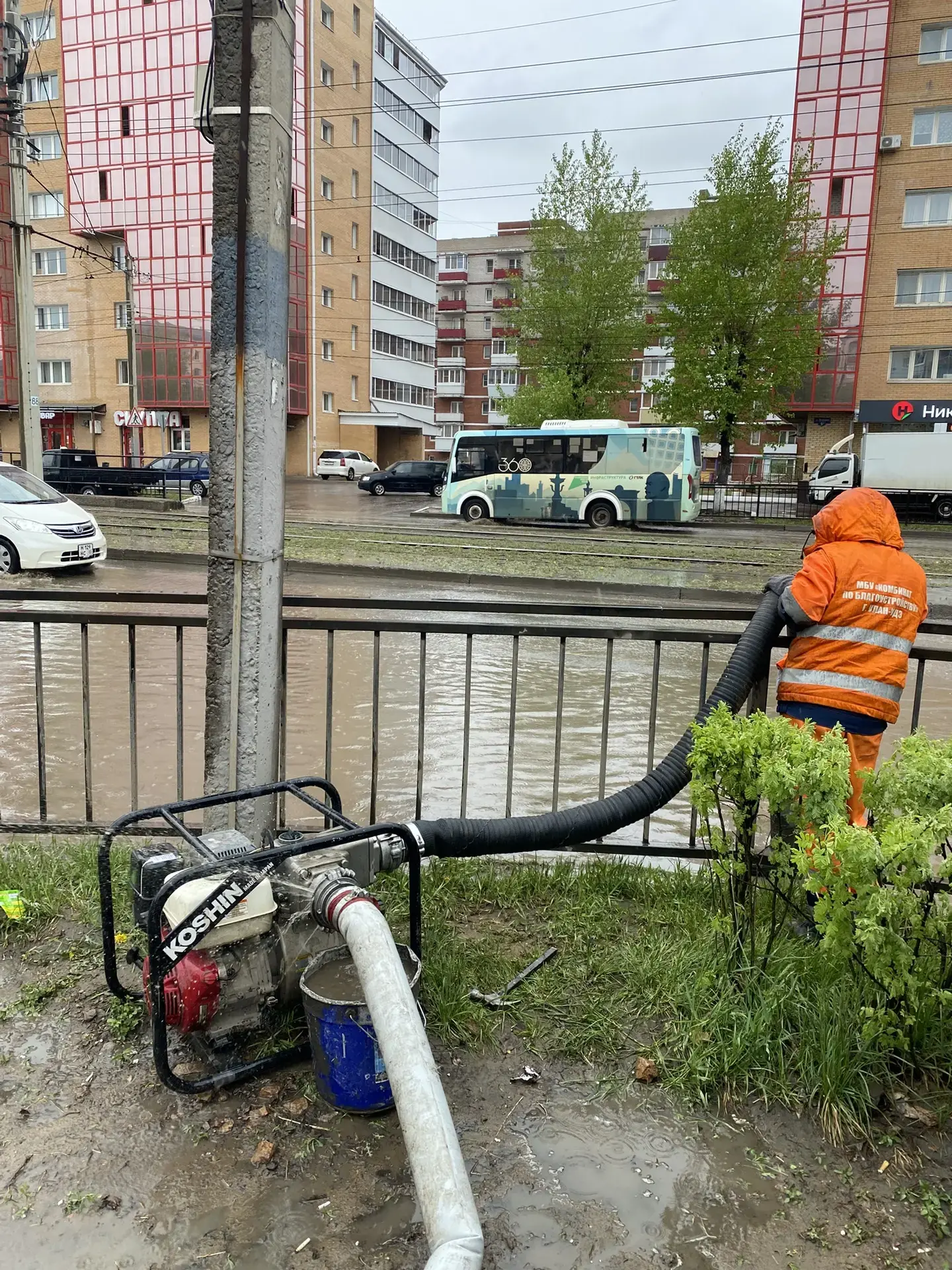 Откачка луж продолжается  Сотрудники Комбината по благоустройству откачивают воду с городских дорог,