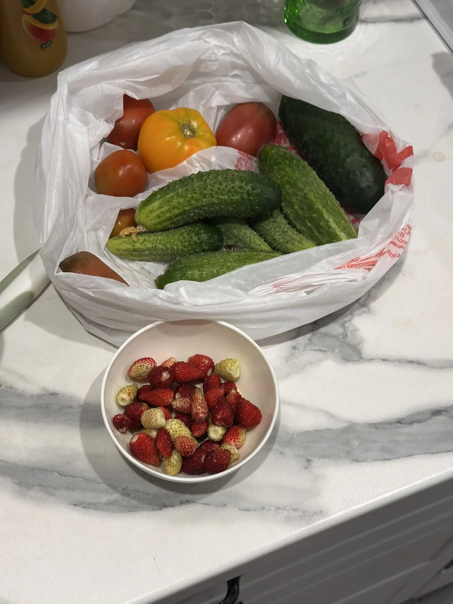 Не смотря на то, что на улице у нас +6 Саша привез вкусняшки с дачи