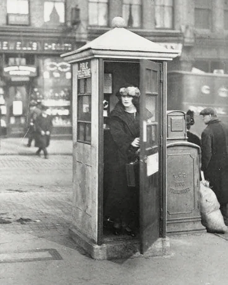 Фотография первой в Лондоне телефонной будки, К1 — или Киоск 1. (1924)
