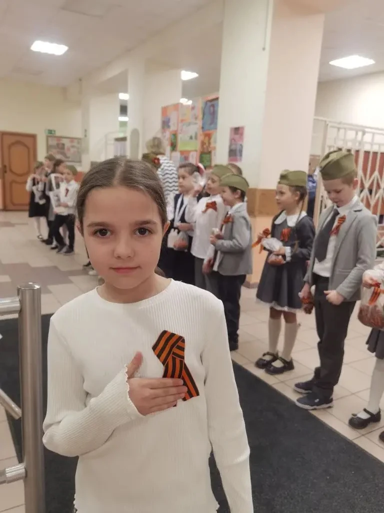 ПАМЯТЬ В СЕРДЦЕ КАЖДОГО!  🏫Наша школа завершила предпраздничный день акцией «ГЕОРГИЕВСКАЯ ЛЕНТОЧКА»,