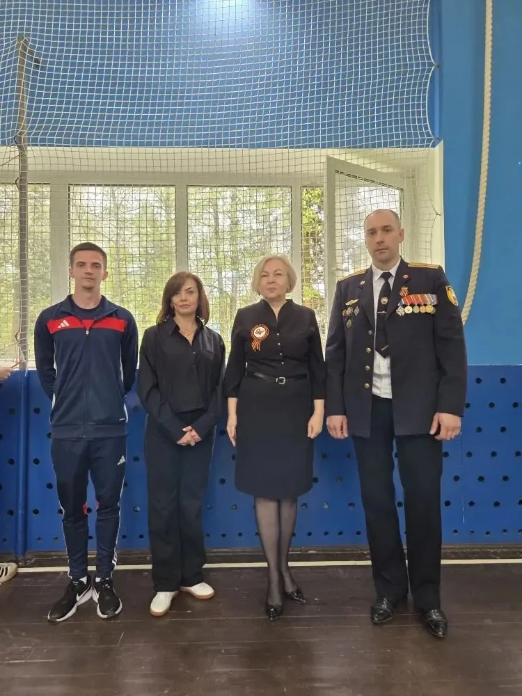 🇷🇺 В МОУ «Рождественская СОШ» прошел смотр строя и песни среди учащихся 7–11 классов, посвященный 81