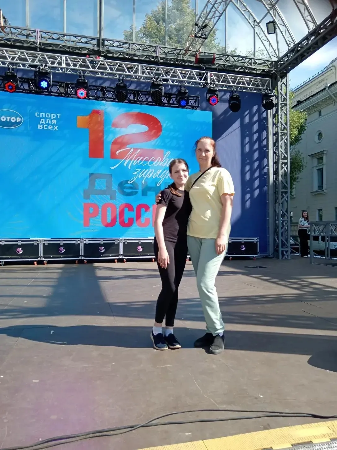 Олиярник Настя из 5а класса тоже приняла участие в массовой зарядке 😍