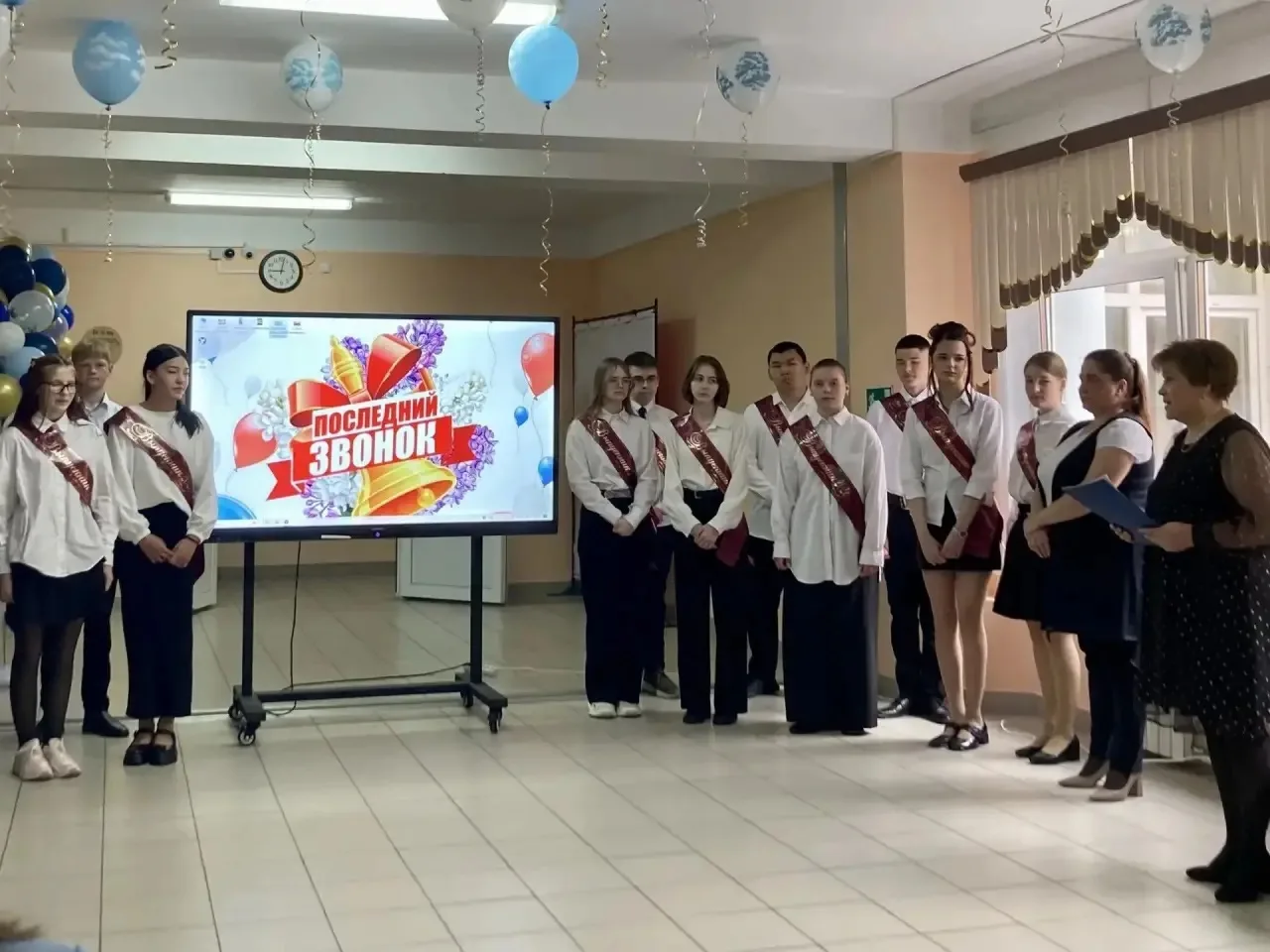Сегодня в школах Поронайского района прошли торжественные линейки, посвященные празднику «Последний 