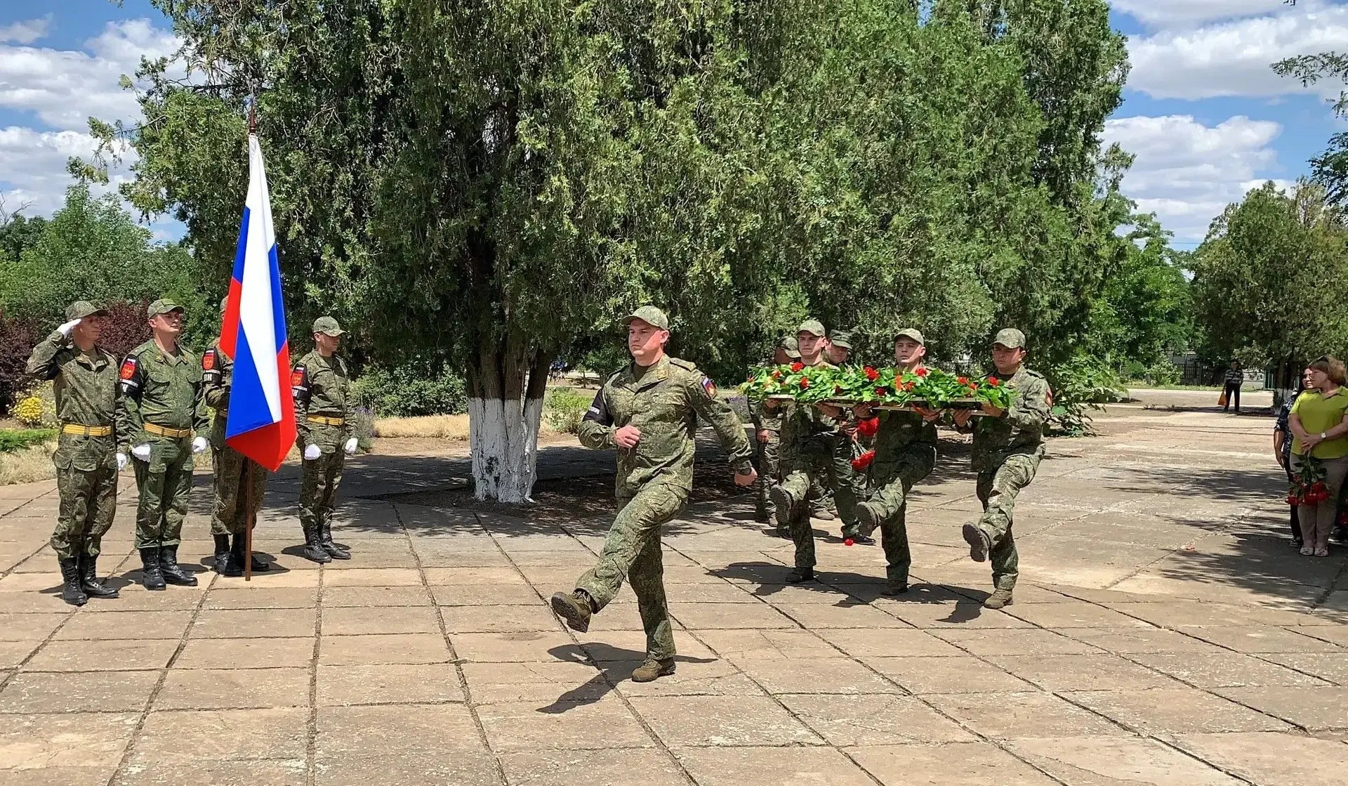 🕯 Военнослужащие Военной комендатуры Херсонской области возложили цветы к памятнику «С...