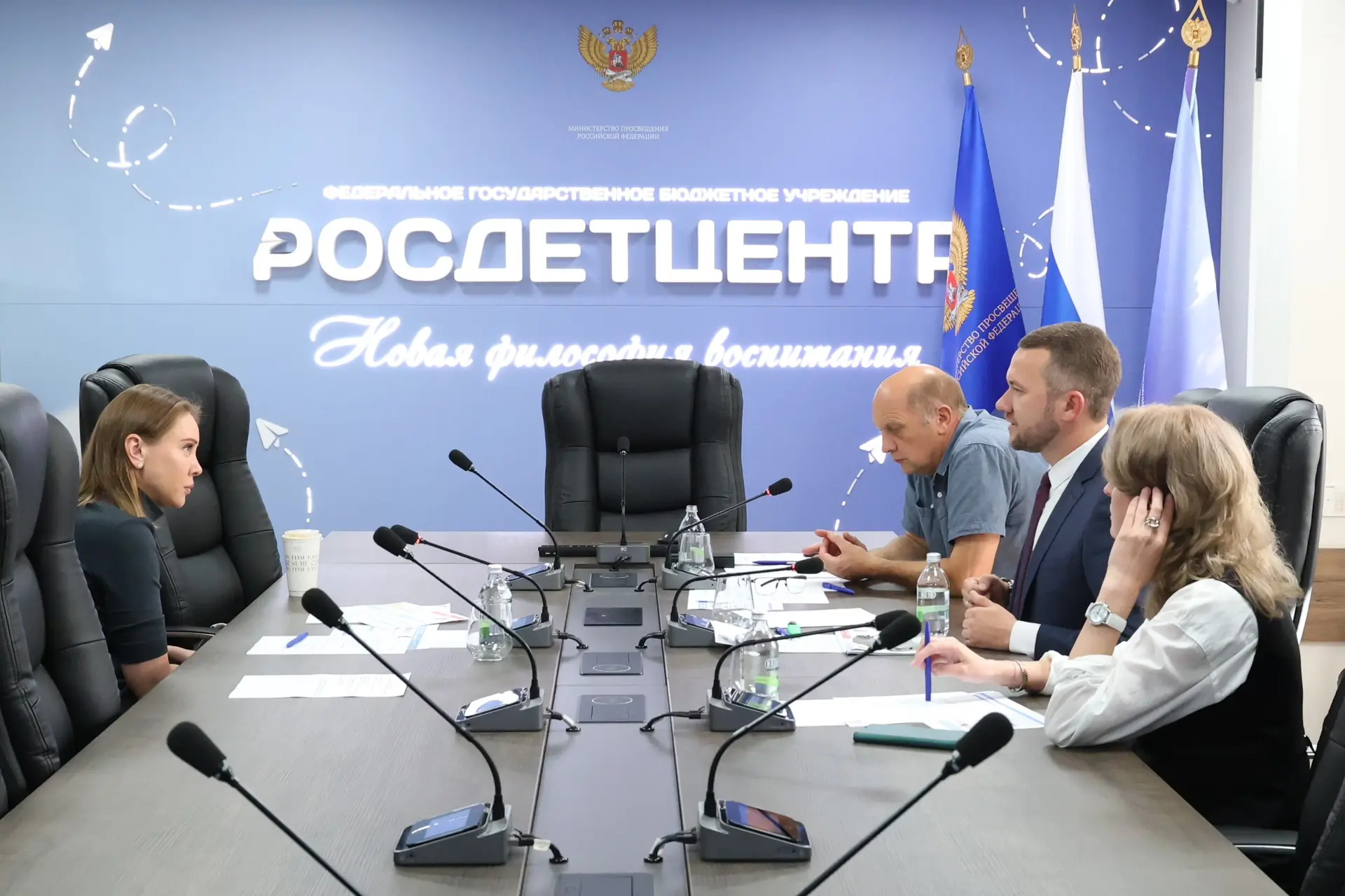 Сегодня руководитель Дома народов России Анна Полежаева посетила офис Росдетцентра

С Александром Ку