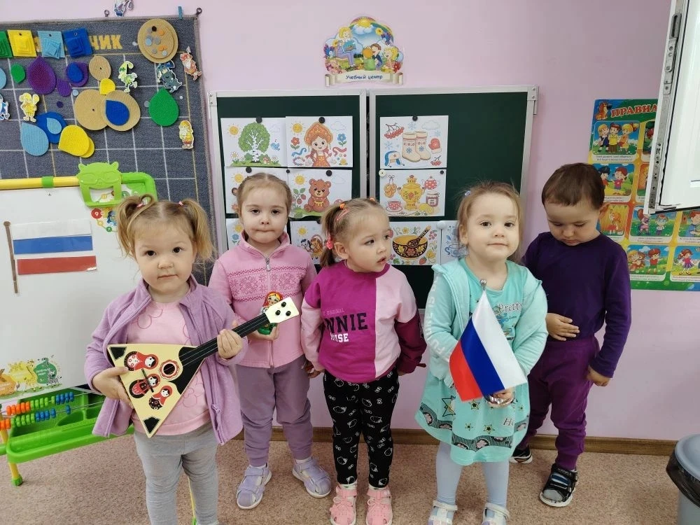 🇷🇺 День России: Творчество и Любовь к Родине в группе «Улыбка»! 🇷🇺

Малыши группы «Улыбка» отмет