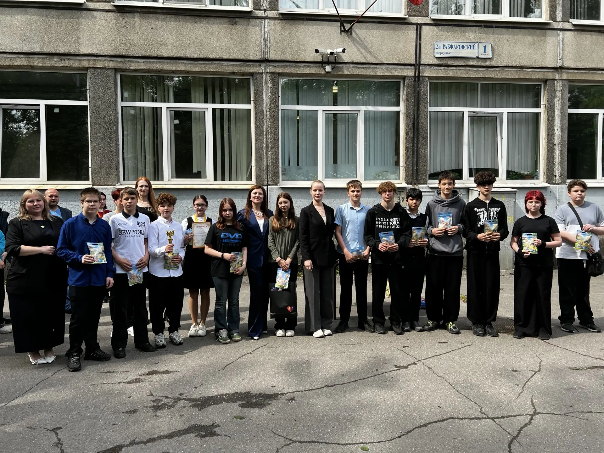 У наших средних и старших классов тоже прошла торжественная линейка, посвящённая оконча...