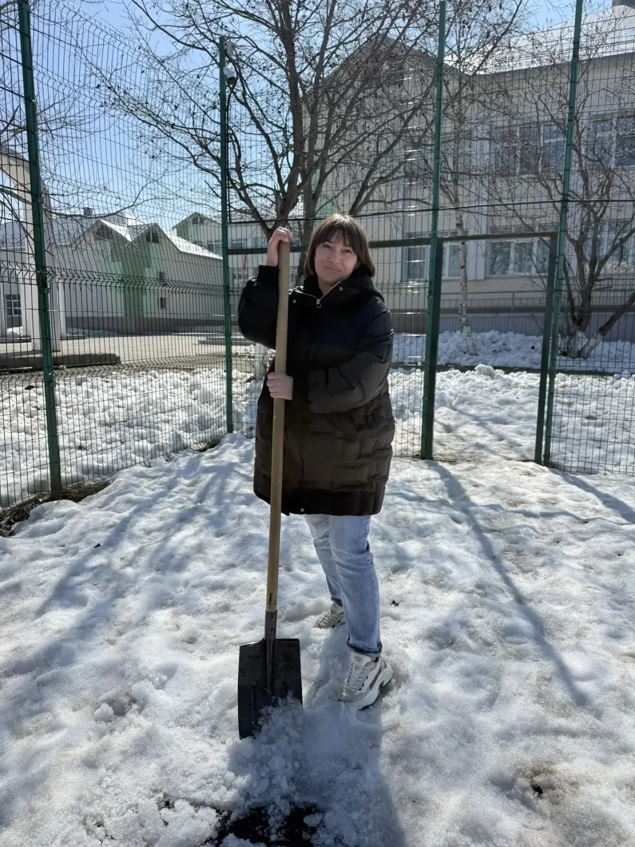 🧹 В МАОУ СОШ №6 города Южно-Сахалинска прошла первая «Чистая пятница» ❄️   ✨В рамках акции учителя н