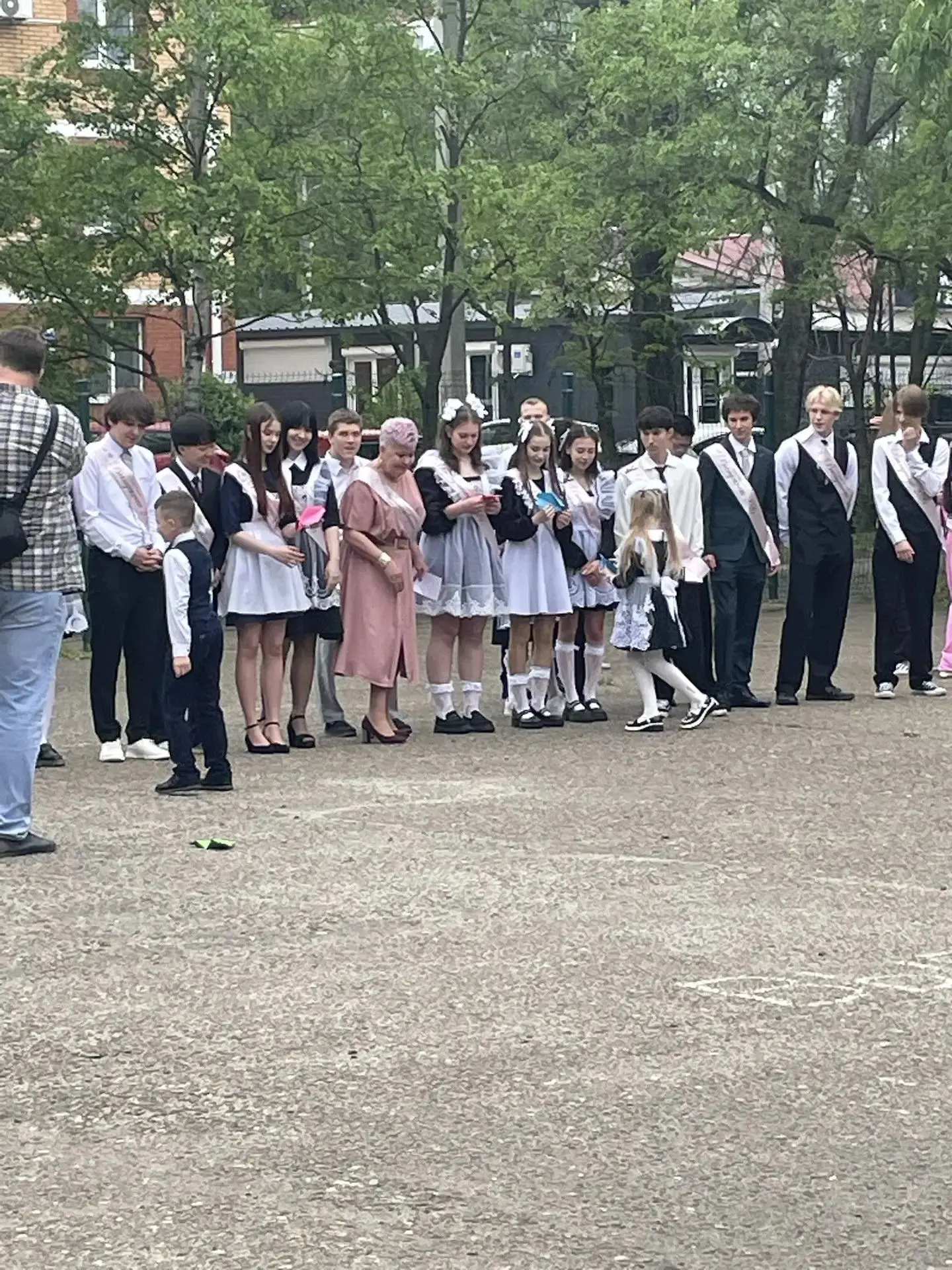 Последний звонок: прощание со школой и шаг в будущее!
Сегодня в нашей школе прозвучал тот самый звон