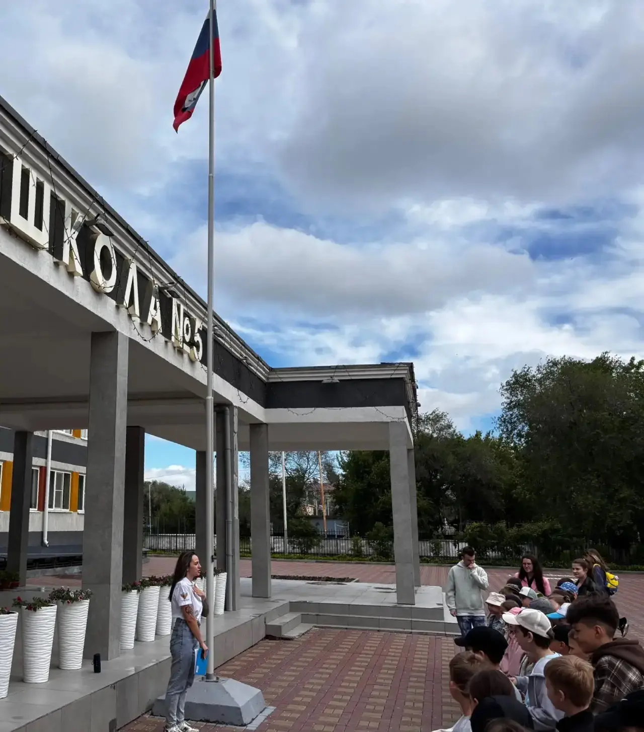 Сегодня в нашем пришкольном лагере необычный день - это день, когда мы празднуем День р...