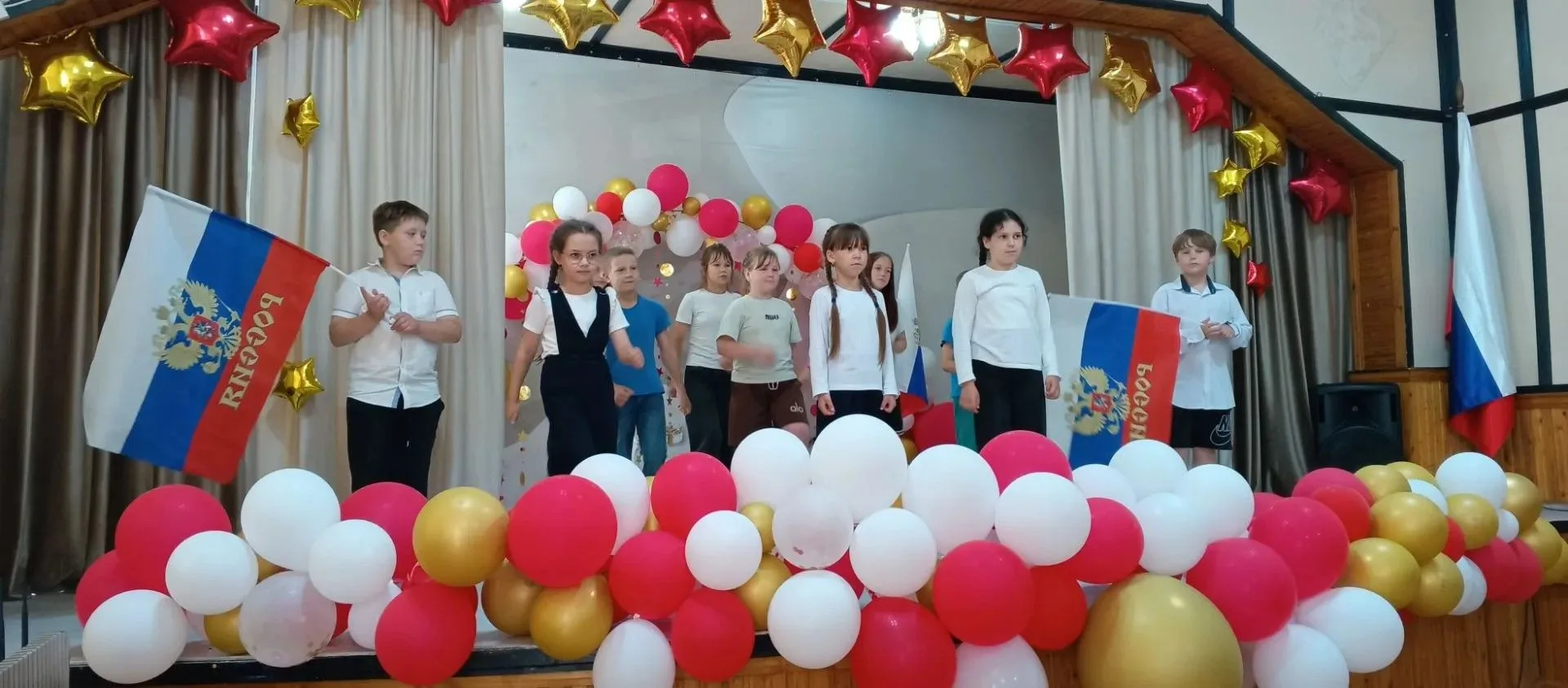 🎉Торжественный рубеж: в школе прошло вручение аттестатов выпускникам 11 класса🎉