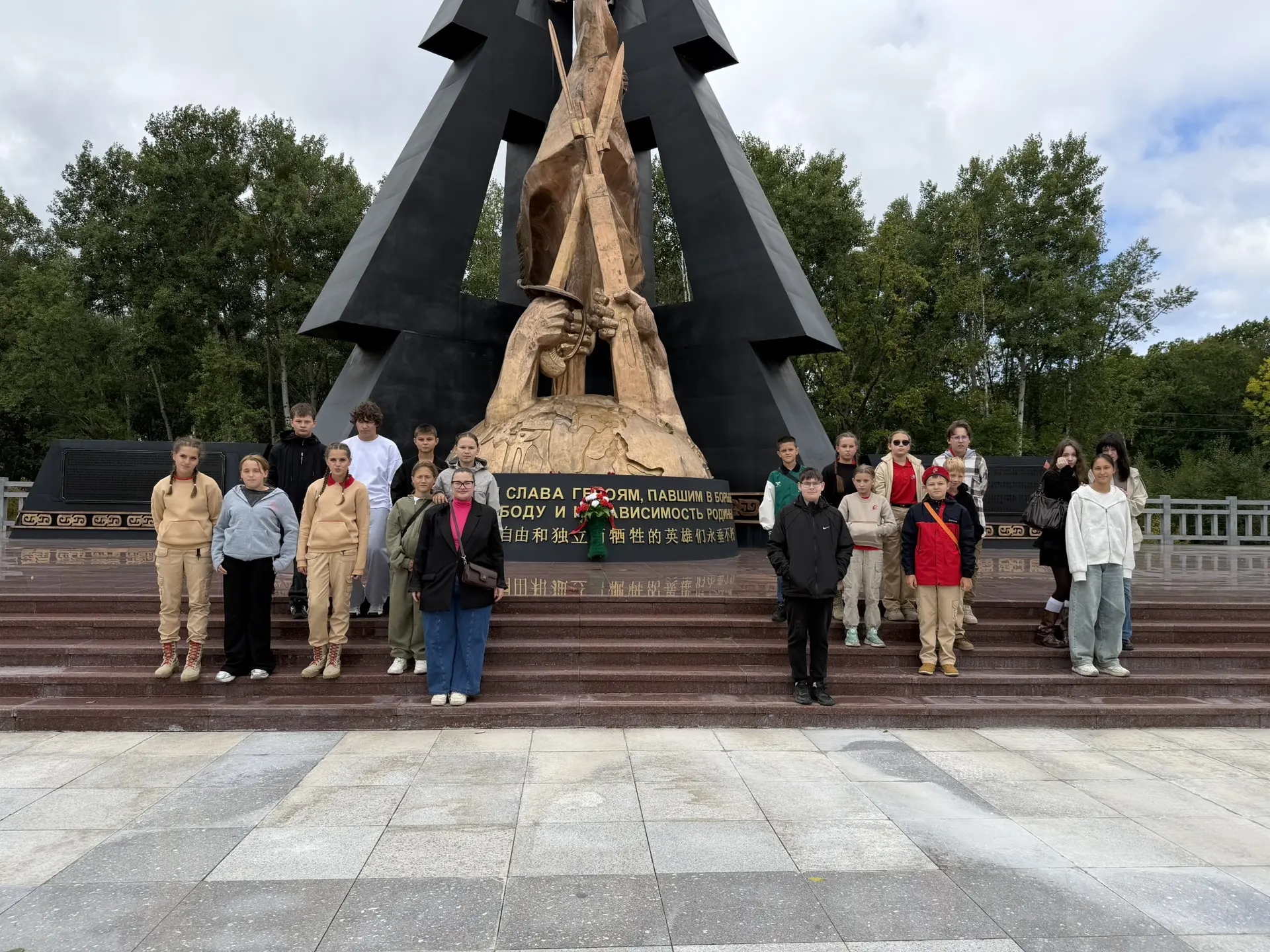 Учащиеся МБОУ СОШ с.Осиновая Речка из 6А и 7Б классов посетили мемориальный комплекс, п...