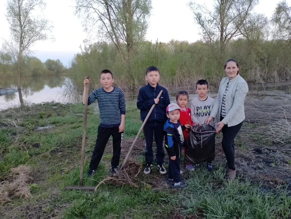 В рамках «Эковесны 2026» школьники привели в порядок берег родного села.