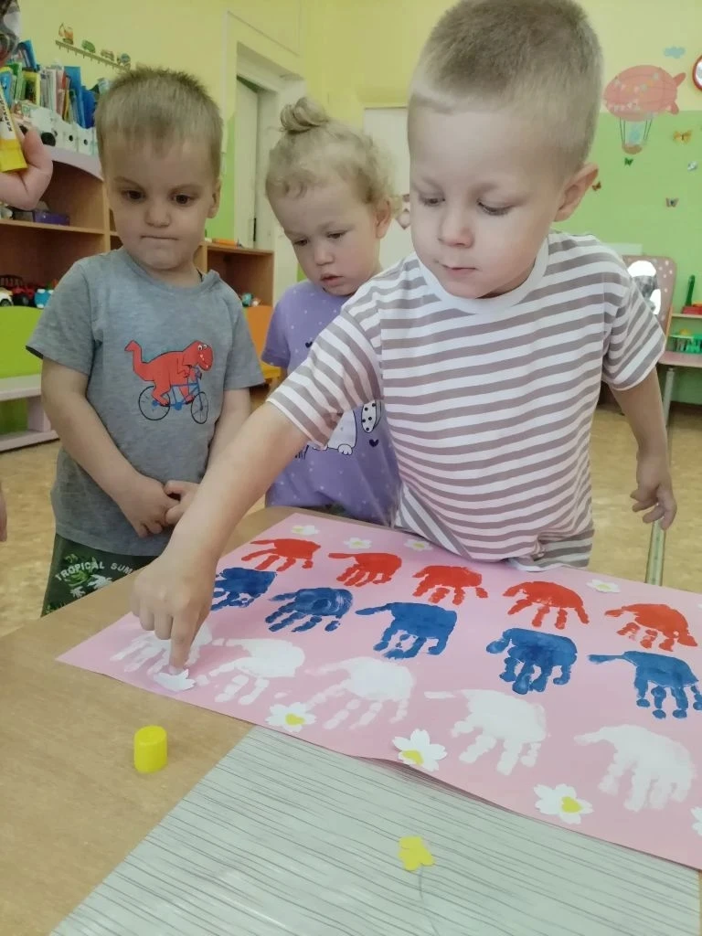 🇷🇺В этот день вокруг красиво:
всюду флаги и цветы.
День России! День России!
Нарядились я и ты.

П