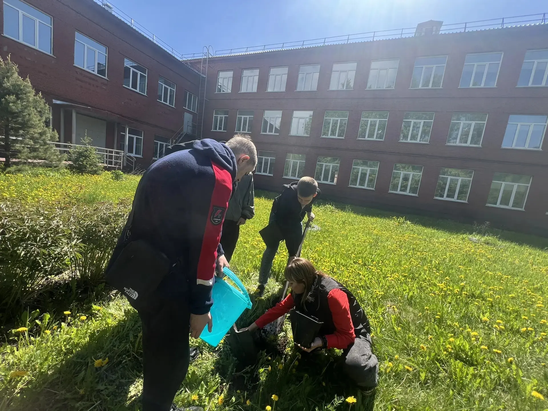 🌸Продолжаем хорошую и добрую традицию посадки деревьев и цветов выпускниками.
✨Цель данной традиции