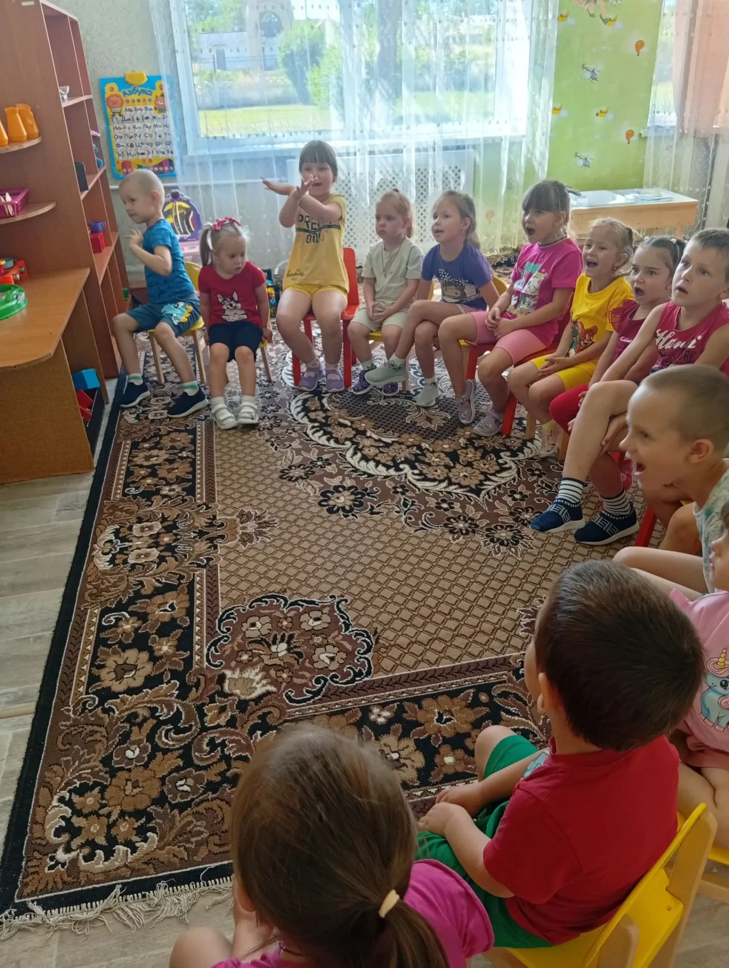 В рамках профилактических мероприятий "Безопасность прежде всего" библиотекарь Тополинской сельской 