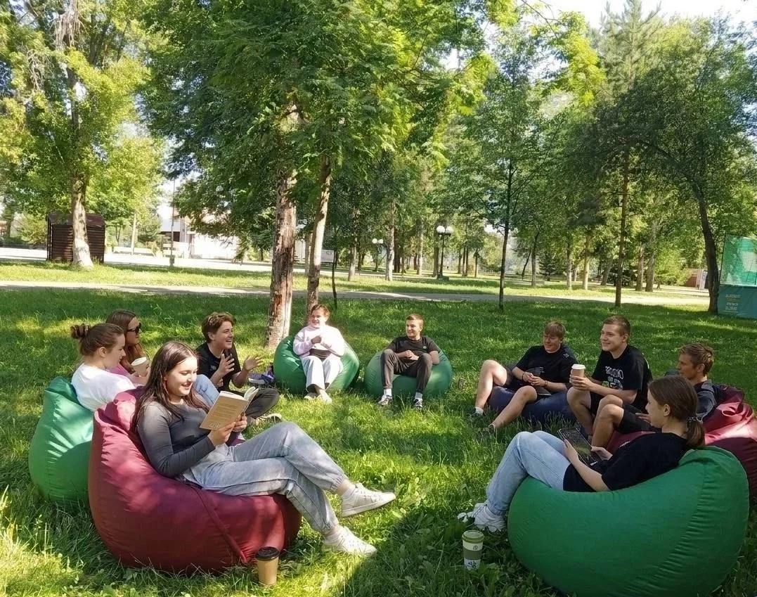В Парке Чудес этим летом появились кресла-мешки.

На них может отдохнуть любой желающий — почитать к