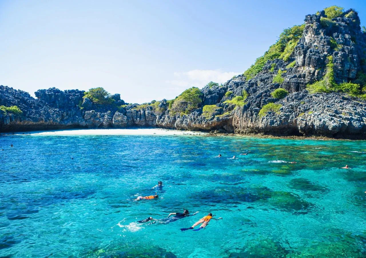 Острова Ко Рок, Таиланд 🇹🇭  🔹 Ко Рок - два небольших острова на юге Таиланда, в Андаманском море, в 