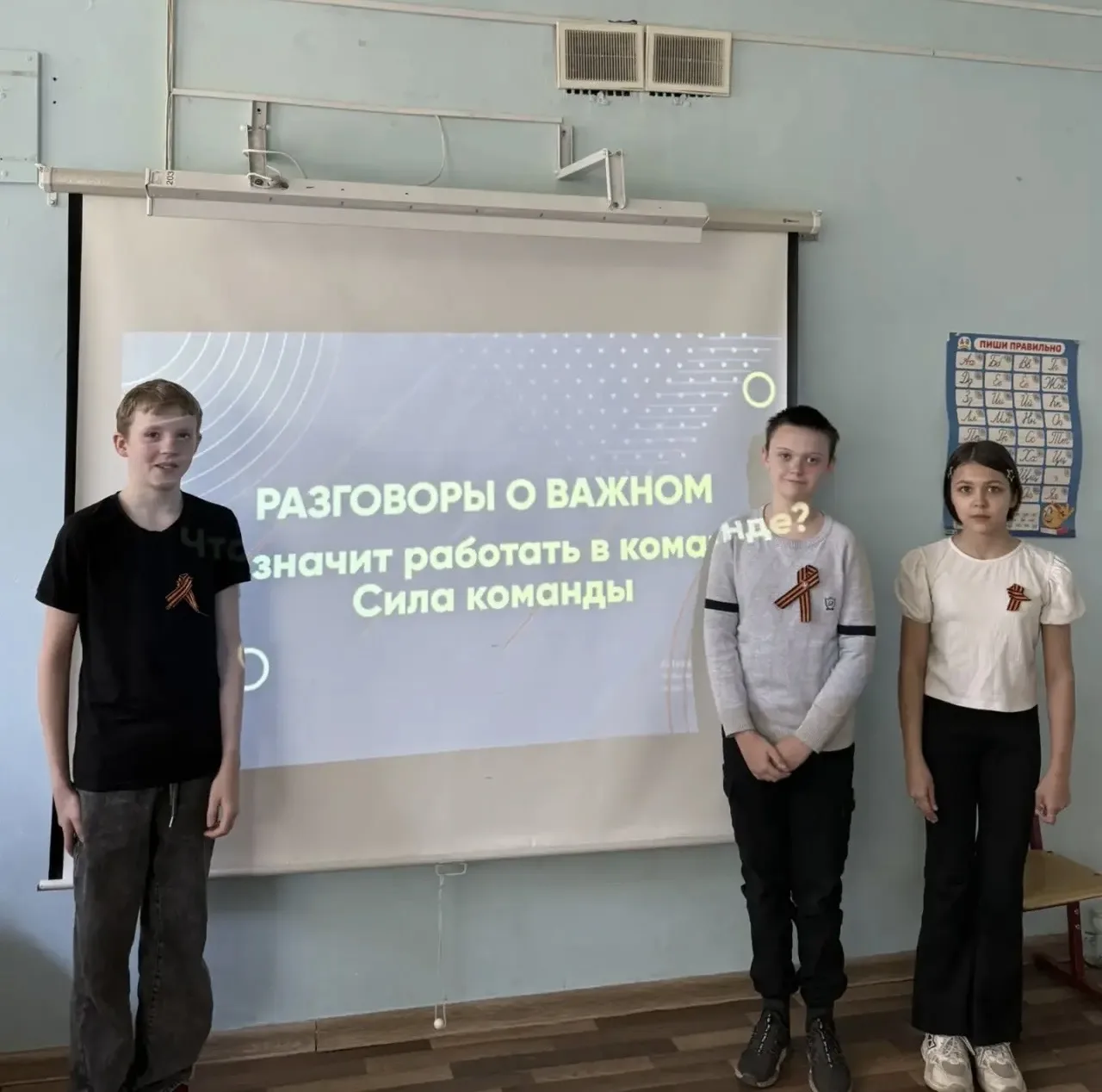 🌸Новая весенняя неделя!   🇷🇺27 апреля в школе прошли торжественные церемонии поднятия флага России и