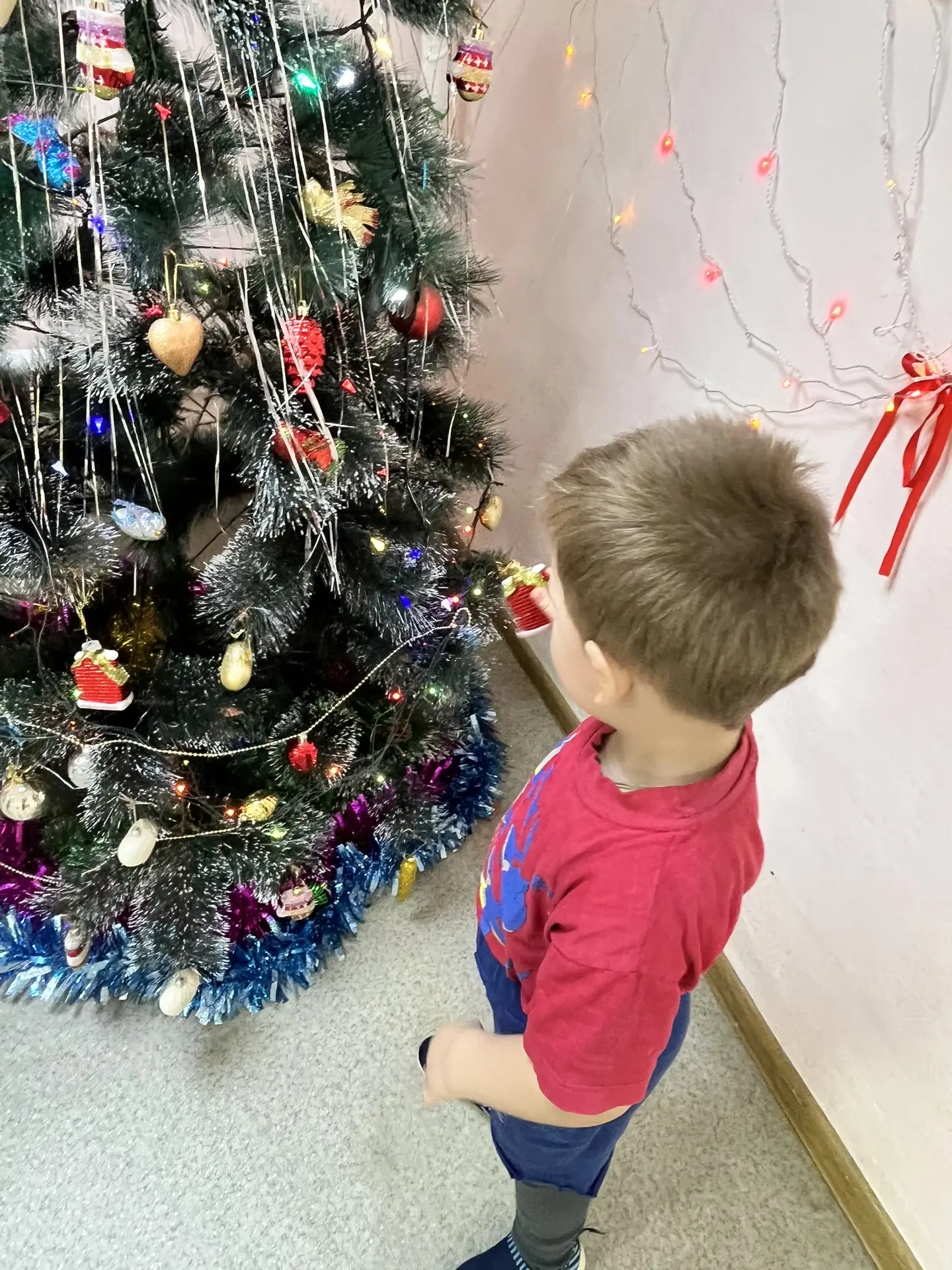 ✨🎄  ✨
Наши маленькие воспитанники вместе с воспитателям наряжали ёлочку! 🎁🌟
Это было так мило и п
