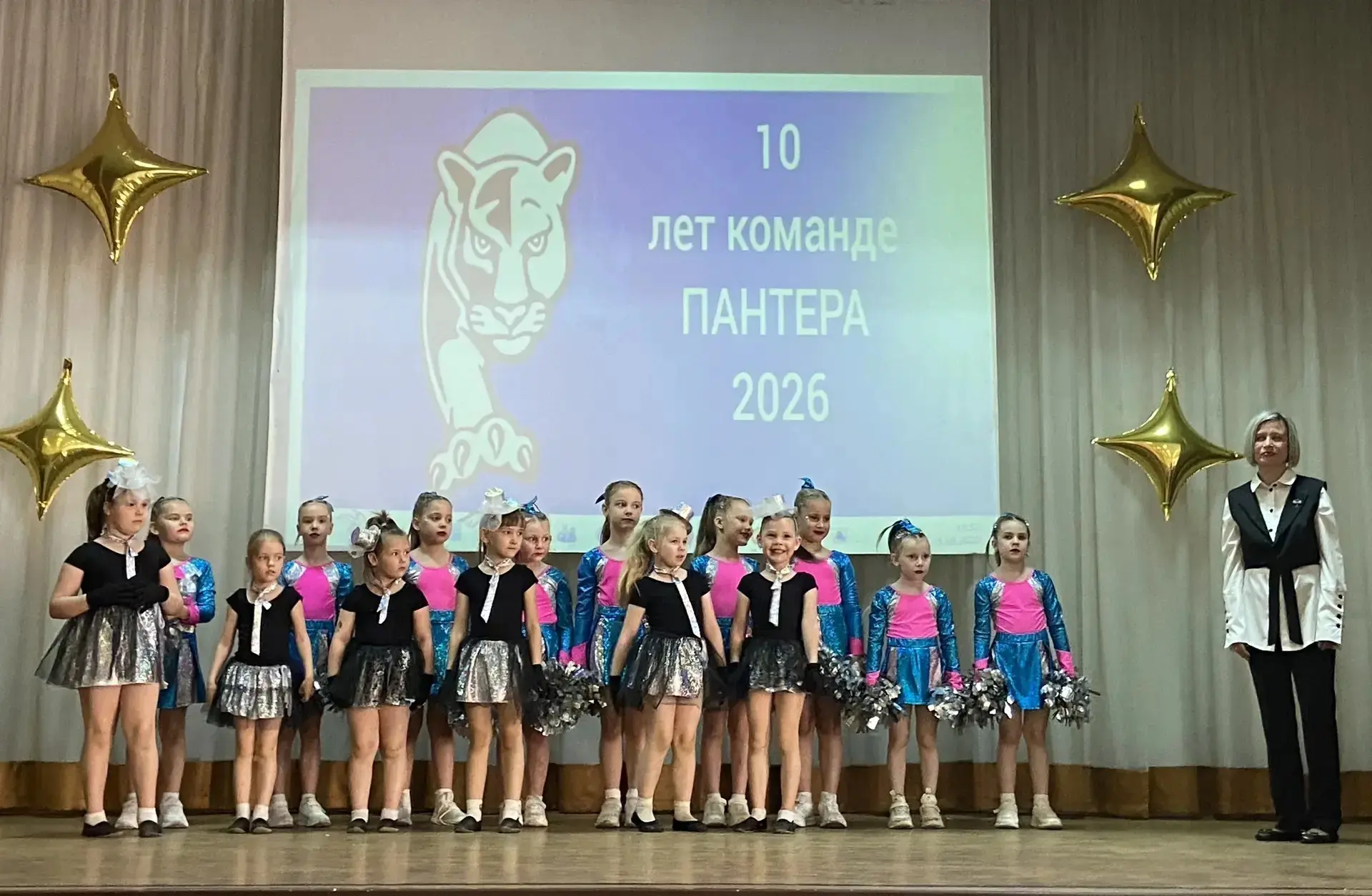 💥Маленькие звёздочки на большом юбилее! 🌟

💫Наши творческие коллективы — команда по чир-спорту «Н