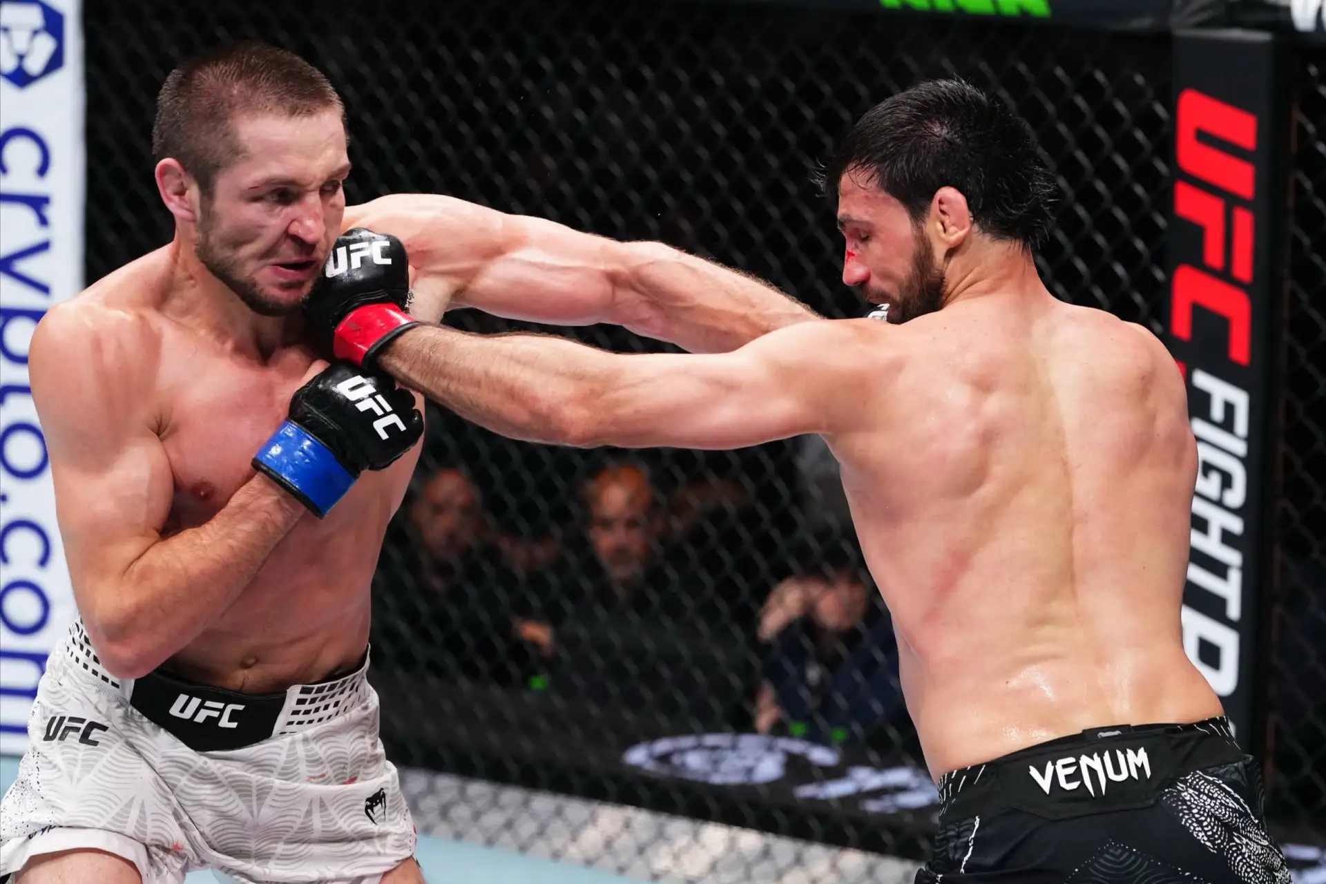 Дагестанский боец Сайгид Изагахмаев потерпел поражение на турнире UFC, который проходит...