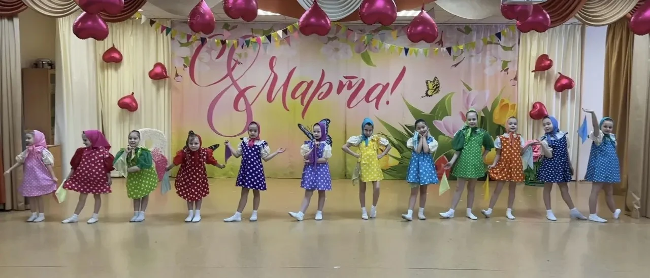4 и 6 марта малыши из танцевальной студии "Веселая семейка" трогательно поздравили с 8 Марта воспита