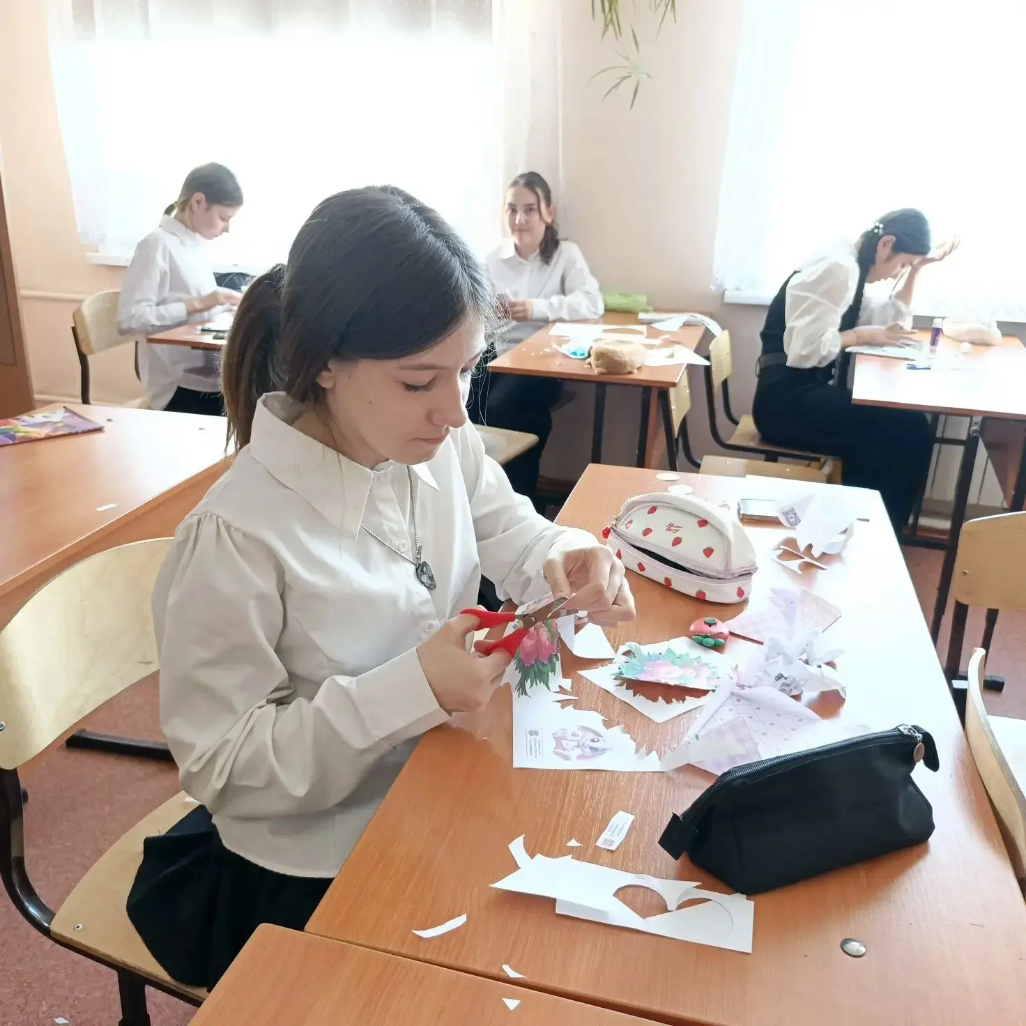 Дорогие друзья! Подготовка к Международному женскому дню 8 Марта в нашем школе прошла на ура — с душ