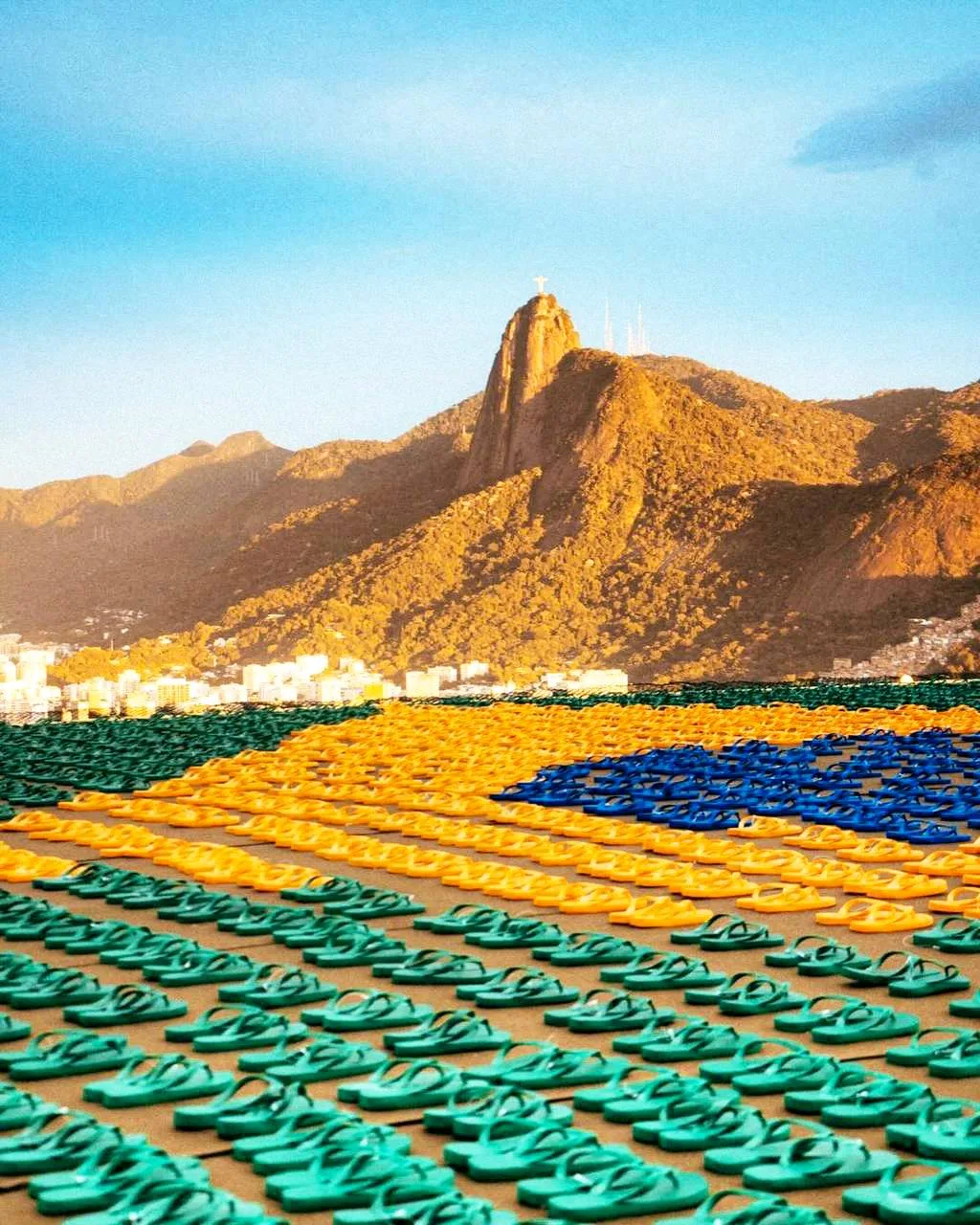 🇧🇷Havaianas поддержали сборную Бразилии самым профильным способом из возможных.
Бренд собрал огром