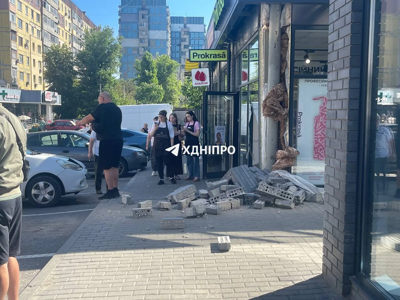 Машина влетела в магазин на Левобережном-3