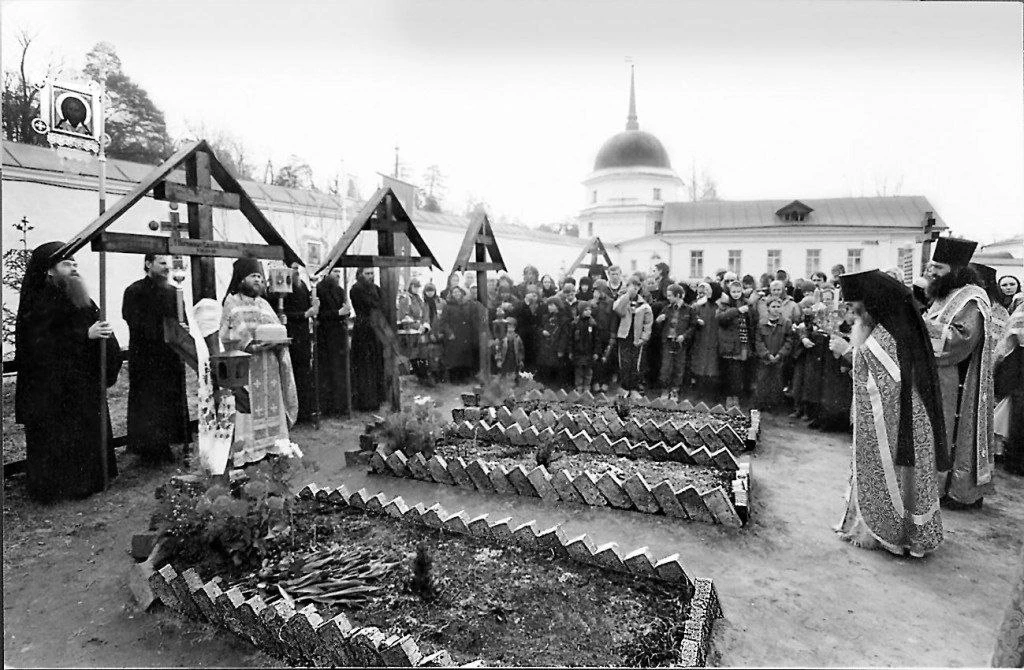 Тридцать три года назад, на Пасху, случилось то, что потрясло всю страну: в Оптиной пустыни от рук с