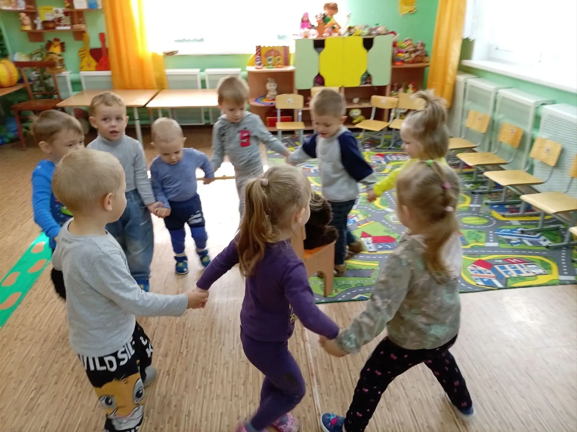 Сегодня у малышей был"День чебурашки"! Чебурашка приходил🐾 всех ребяток яблоками🍎 уго...