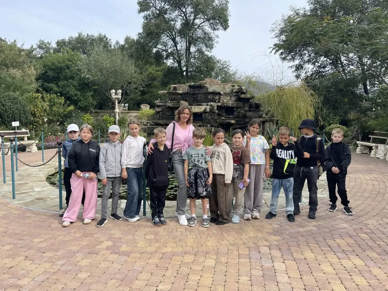 Ребята 3 В , 3 Б и 3 Г классов с классным руководителем 3 В класса Горшковой М.В. отдых...