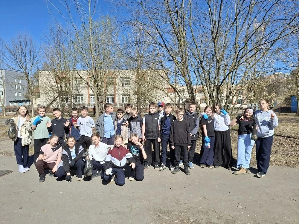 ШКОЛЬНЫЕ СУББОТНИКИ  — в самом разгаре 🧹  Уборка превращается в настоящее командное приключение с об