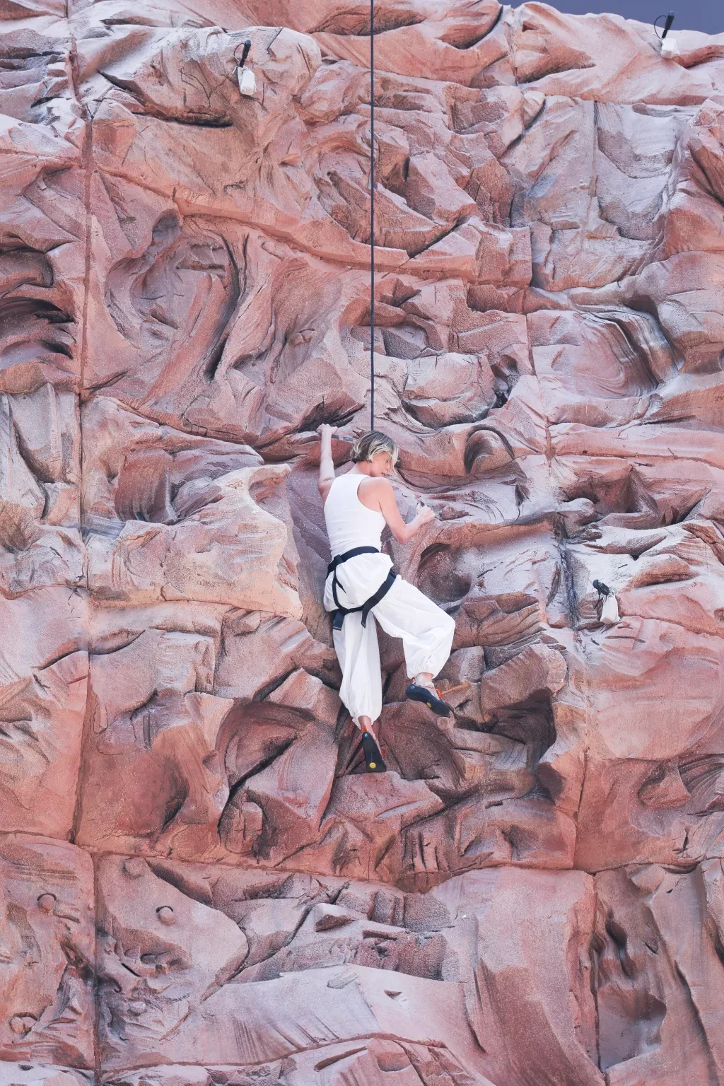 Шарлиз Терон продемонстрировала навыки скалолазания на Таймс-сквер 🧗‍♀️  Для продвижения фильма «Вер