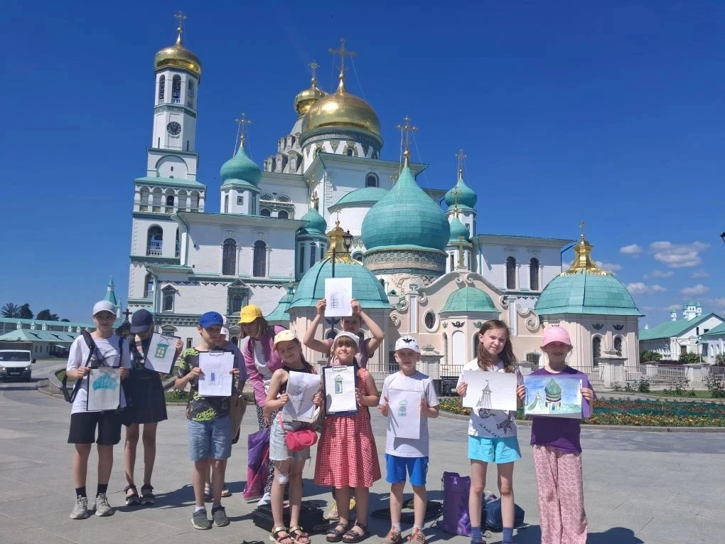 Творчество на свежем воздухе — всегда особое приключение. А когда фоном становится величие Новоиерус